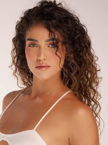 Beca Lins